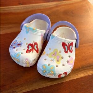Crocs Classic Kids White Butterfly Clog Sandals with Lavender Strap C4